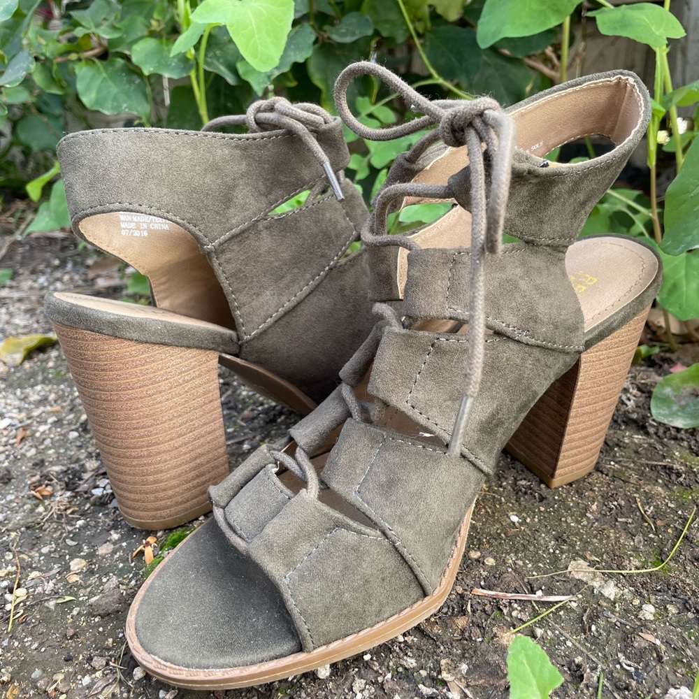 •Kenneth Cole Reaction• Green Suede Lace Up Heels